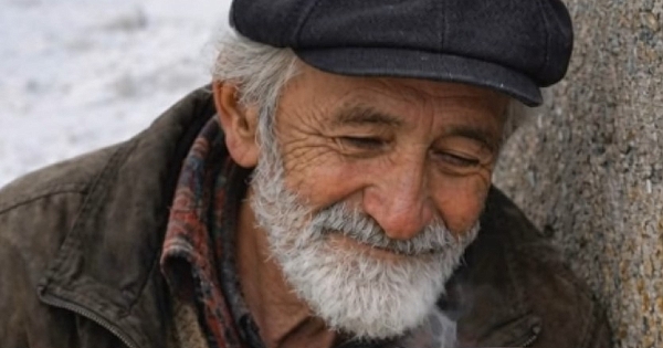 Vefat eden eşimin ceketini evsiz bir adama verdim 