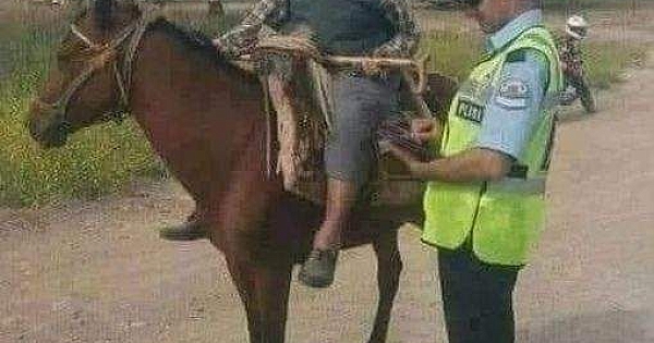 ÇORUMDA Yolda trafik kontrolü yapan iki kafadar 