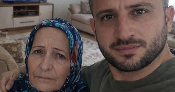 Eve geldim bir baktım annemin moreli bozuk 