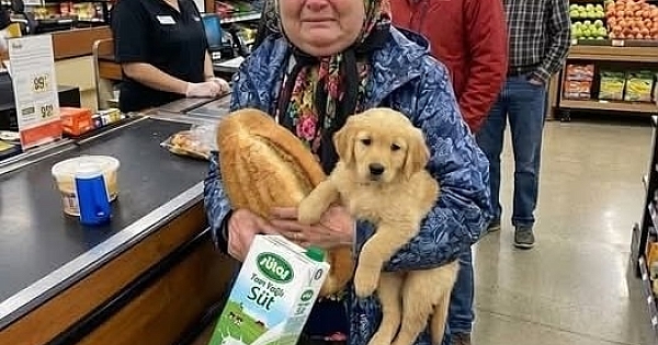 Marketten zor durumda olan bir büyükanne 