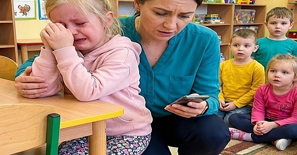 5 yaşındaki kız çocuğu okulda oturmak istemiyor 