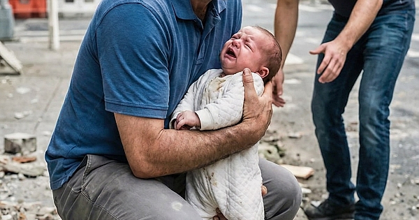 Beşinci kattan düşmekte olan bir bebeği 