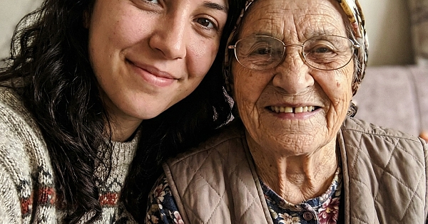 Yaşlı komşuma baktım 