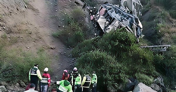 En az 23 kişi, bir otobüsün uçuruma düşmesi sonucu 