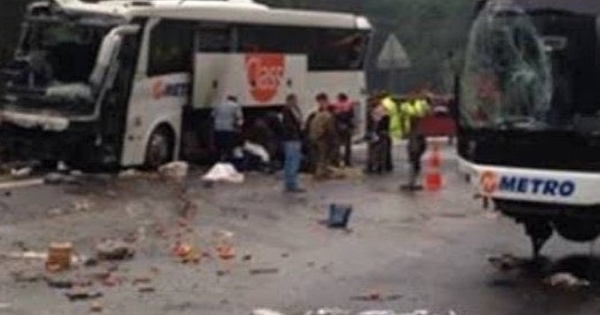 Aynı firmaya ait 2 otobüs kazası birden