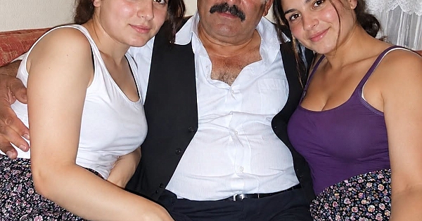 İKİ GENÇ KIZ OLARAK KÖYÜN AĞASINA KUMA OLARAK GİTTİK  