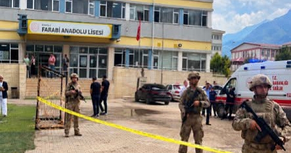Öğretmene okul bahçesinde 
