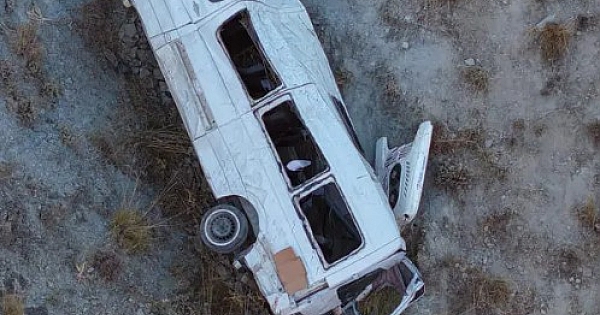 Servis minibüsü uçurumdan yuvarlandı